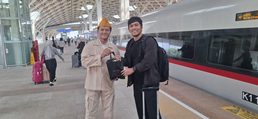 KCIC Peringati Semangat Sumpah Pemuda Bersama Penumpang Whoosh Di Stasiun