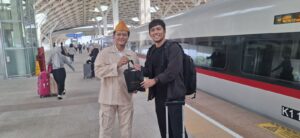 KCIC Peringati Semangat Sumpah Pemuda Bersama Penumpang Whoosh Di Stasiun