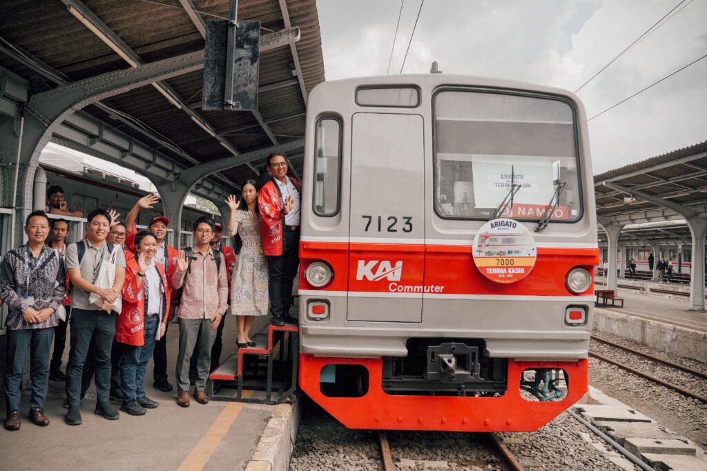 KAI Commuter Lepas Perjalanan Terakhir Sarana KRL Seri 7000, Seri 8500, dan Seri 203