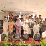 Tim manajemen berserta anak yatim piatu dari lingkungan sekitar hotel bw express jakarta - sumber foto Istimewa